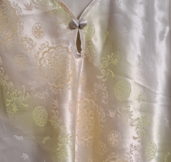 Patal Cream Sleeveless Blouse With Embossed Design - Picture 2 of 3